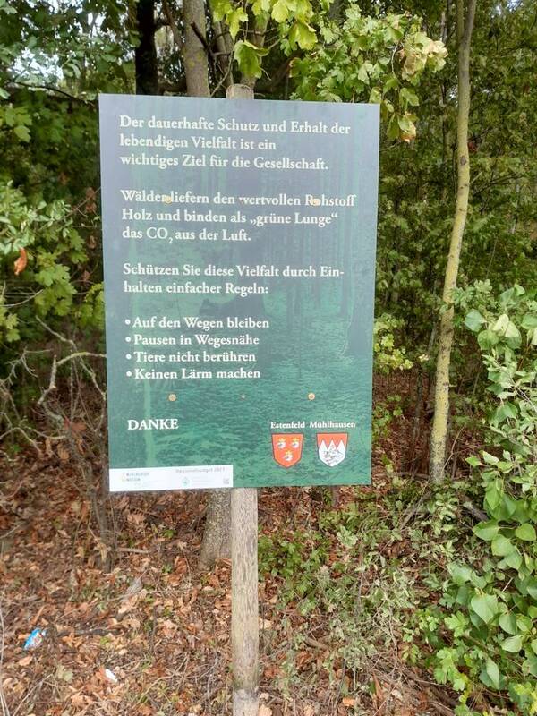Hinweisschilder im Estenfelder Wald